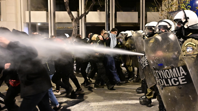 Νέα επεισόδια στο Σύνταγμα: Χημικά κρότου λάμψης και κλεφτοπόλεμος με τους κουκουλοφόρους - Live όλες οι εξελίξεις (Βίντεο και εικόνες)