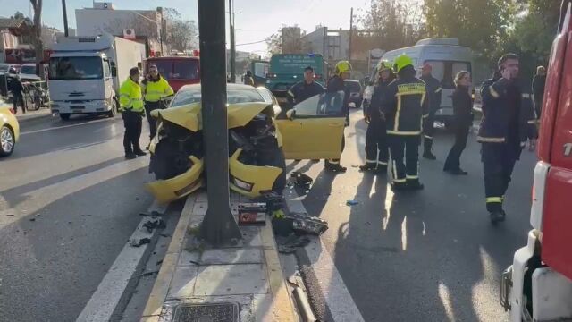 Τροχαίο δυστύχημα στην Πειραιώς, ταξί καρφώθηκε σε κολώνα - Νεκρός ο οδηγός, σοβαρά τραυματισμένη η επιβαίνουσα