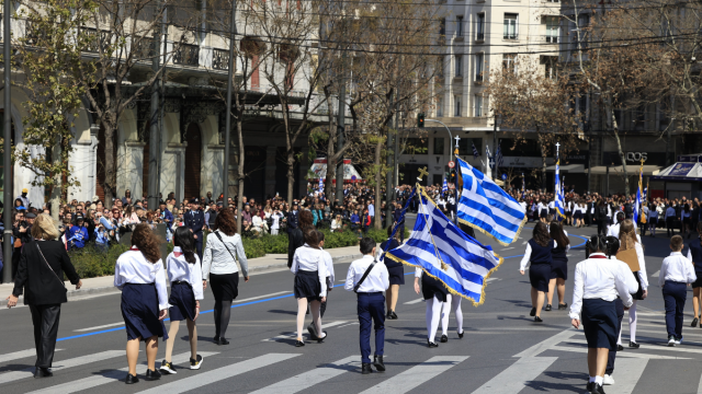 Με κοντομάνικα οι παρελάσεις της 28ης Οκτωβρίου - Κυκλοφοριακές ρυθμίσεις, πώς θα κινηθούν μετρό και τραμ