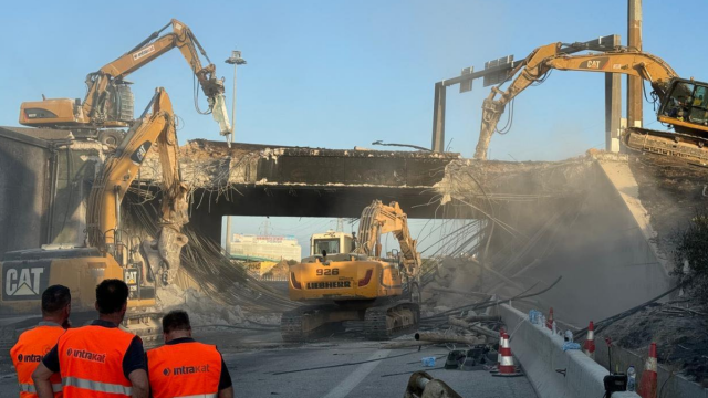 Ισθμός: Κατεδαφίζεται η γέφυρα που υπέστη σοβαρές ζημιές μετά τη φωτιά σε βυτιοφόρο - Πυρετώδεις εργασίες από Intrakat - Aktor