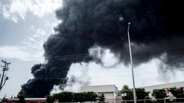 Έκρηξη σε εργοστάσιο στην Κάτω Κηφισιά:  Θέμα ώρας η οριοθέτηση της φωτιάς - Πυκνοί καπνοί 