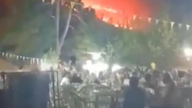 Απίστευτο βίντεο από τη Ζάκυνθο - Διασκέδαζαν σε πανηγύρι, ενώ η φωτιά μαινόταν πίσω τους
