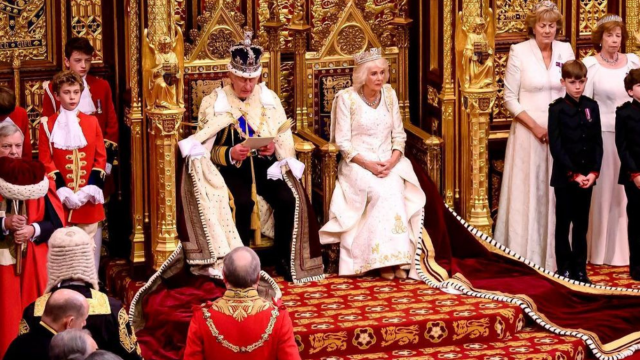 Βασιλιάς Κάρολος: Ο εκνευρισμός με βοηθό του, τη στιγμή που πήγε να του βάλει τη στολή στο θρόνο