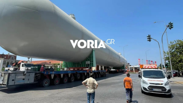 Θεσσαλονίκη: Μεταφορά γιγάντιας δεξαμενής προπυλενίου μήκους 63 μέτρων στο λιμάνι - Μετακίνησαν και τα φανάρια (Εικόνες & Βίντεο)