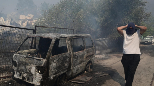 Φωτιά στην Αττική: Οι κάτοικοι 8 δήμων μετρούν τις πληγές τους - Η πρωτοφανής πυρκαγιά κατέστρεψε χιλιάδες στρέμματα δασικής έκτασης, δεκάδες σπίτια και επιχειρήσεις