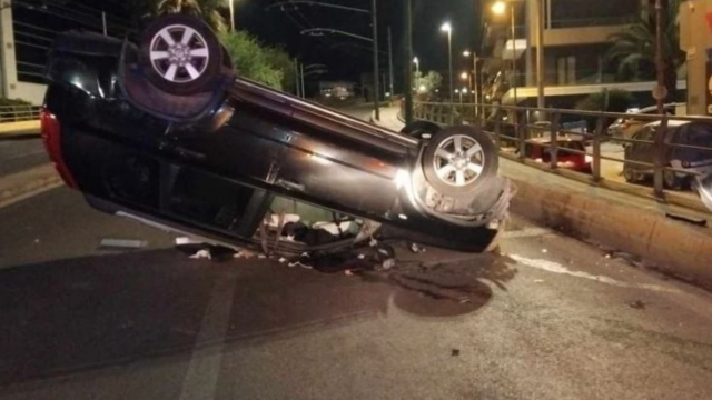 Σοβαρό τροχαίο στην Καλλιθέα: Αναποδογύρισε αυτοκίνητο πάνω σε γέφυρα - Σοκαριστική εικόνα