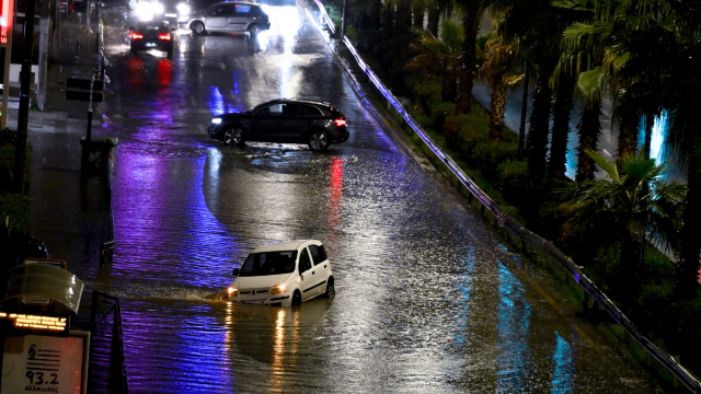 Συνεχίζεται η κακοκαιρία Elena: Σε λίμνη μετατράπηκε η Ποσειδώνος, προβλήματα σε όλη την Αττική  - Ο καιρός μέχρι την Πρωτοχρονιά