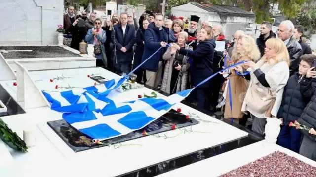 Ζωγράφου: Ανεγέρθηκε μνημείο στη μνήμη τριών από τους νεκρούς της εξέγερσης του Πολυτεχνείου (Εικόνες)